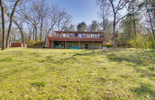 Dock and Water-View Deck Home on Lake Dardanelle - Foto 31