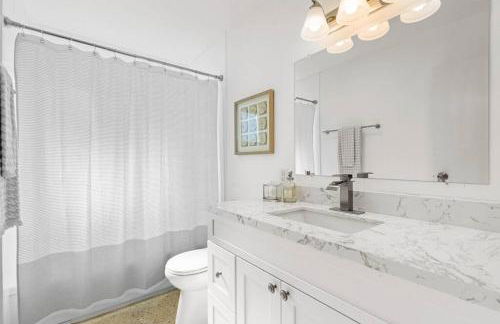 Modern 4 King Beds, Beautiful Large Backyard, Golf, WFH, Long Stays, WI-FI, FWY, 25 mins to Beach - Photo 26