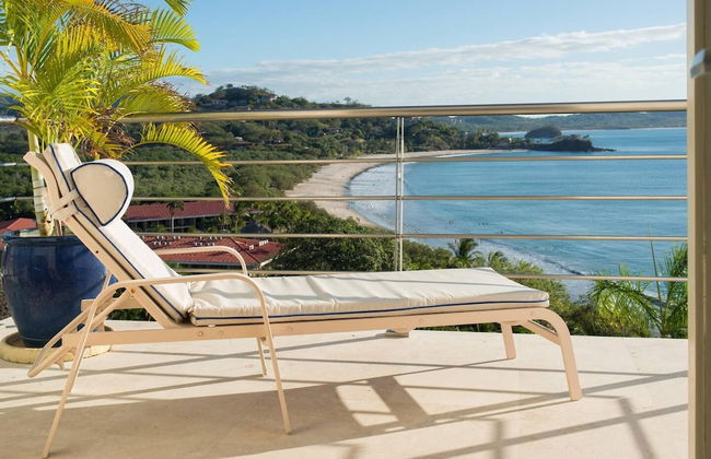 Exquisite Hilltop Villa with Luxurious Modern Design, Sweeping Ocean Views & Sparkling Infinity Pool - Foto 19