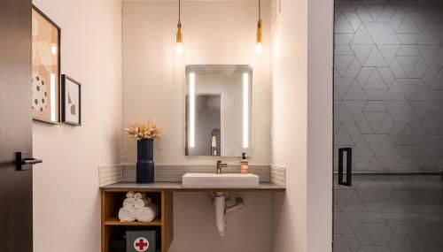 5 King Bed Suites at The Finnley Hotel in DT GR - Foto 5, towels