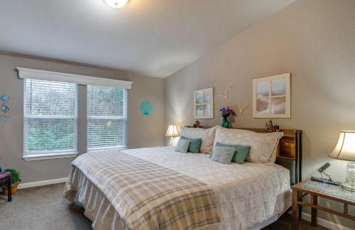 Ocean Shores Retreat with Porch and Canal Views! - Foto 14