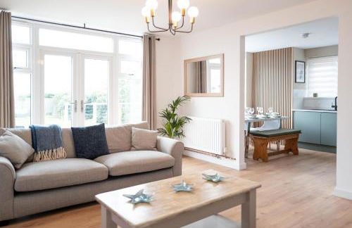 Clifftop Coastal Retreat - Accessible Pet Friendly Sea View - Sleeps 8 - Perfect for Contractors and Long Stays - Foto 17