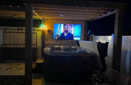 Large Five Bedroom house with outdoor patio with Jacuzzi and television! - Foto 29