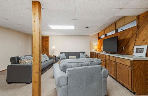 Large 2 Floor Condo, Pool Pass, Beach Club, walk to Shanty Creek - Foto 25