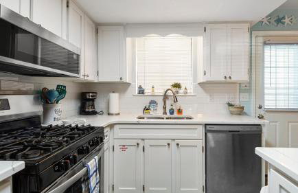 Beach access close to Walmart, Bowling,skating and Game room - Photo 23