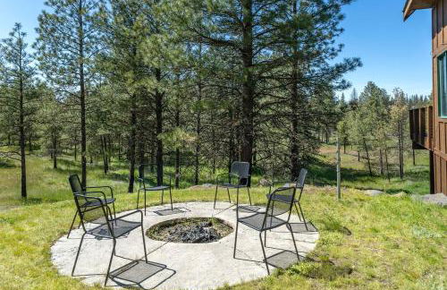 Spacious Rustic Cabin Rental with a Hot Tub in Cheney, Washington - Foto 16