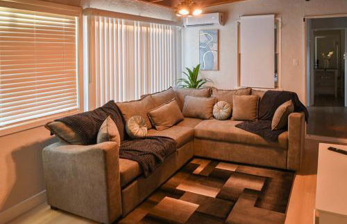 Relaxing Cozy Back House with Backyard - Foto 6