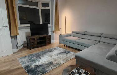 Bright 4BR Home, Outdoor Garden, Easy Parking - Foto 12