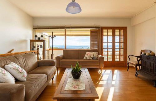 Spacious Cottage - Panoramic Sea & Mountain Views - Photo 2