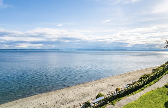 Coastal Chic Beach Condo by Avantstay Balcony - Photo 32