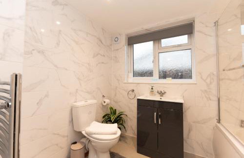 Spacious 4BR Home Walk to Station Parking - Pass the Keys - Foto 39