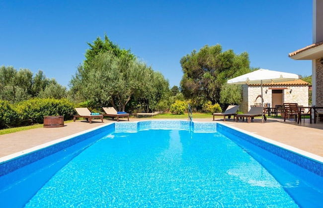 Villa Eufrosini Large Private Pool Walk to Beach Sea Views A C Wifi Car Not Required - 2301 - Foto 13