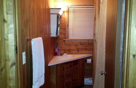 Charming Cabin Rental with Private Front Deck near Bangor, Maine - Foto 9