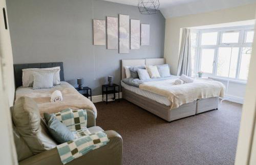 Spacious 6 bedroom House in Dudley with optional Nursery-Drive and Garage-Families and Contractors Welcome - Foto 4