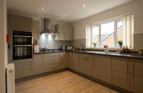 5 Bedroom House - Sleeps 10 - Parking - Trowbridge - Foto 3