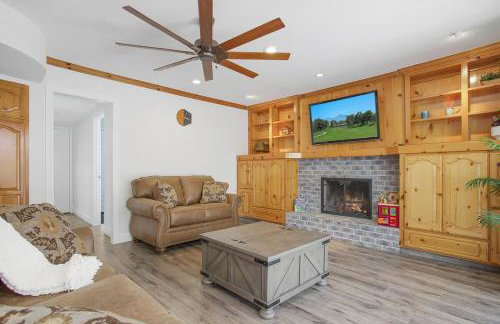 Charming Villa with Backyard Oasis Close to Beach - Foto 8