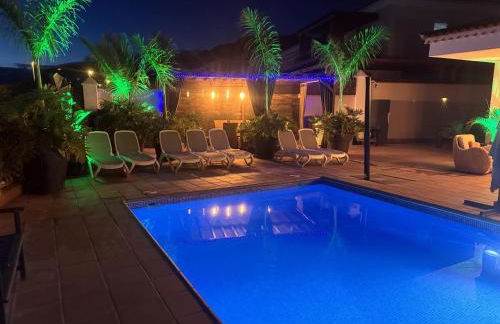 VILLA BLOSSOM in the beautiful area of Puerto Santiago Tenerife with 5 bedrooms for up to 10 guests private swimming pool and many other activities to entertain the family Secure parking for 2 cars and disabled access throughout - Foto 75