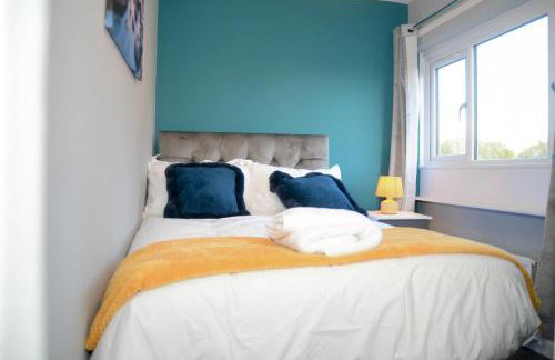 2ndHomeStays- Willenhall-A Serene 3 Bed House with a Garden View-Suitable for Contractors and Families-Sleeps 9 - 7 mins to J10 M6 and 21 mins to Birmingham - Foto 8