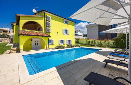 Villa Andrea for 17 people with private 40 m2 pool & pet friendly near Poreč - Photo 1