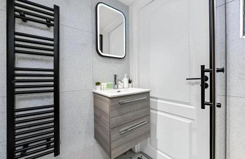 The Ultimate Hangout 4BR Modern House with Garden - Photo 22