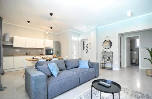 Tony's house in garden - Photo 4