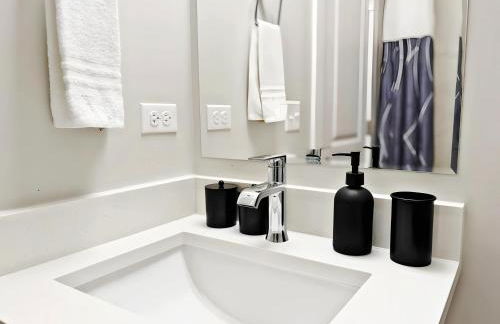 4BR Townhouse with Lake View & Parking - Sleeps 10 - WV rep 3 - Foto 43