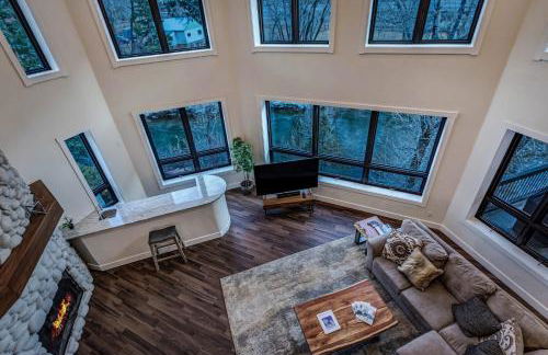 Cozy mountain home w riverfront patio - Foto 36