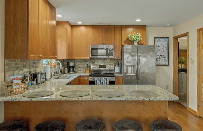 Pocono Paradise by Avantstay Lakeside Retreat, Hot Tub, Game Room, Near Beach - Foto 32