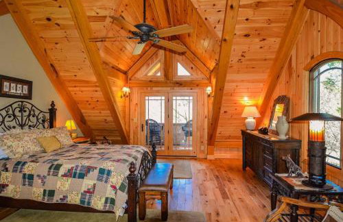 Luxury Riverfront Lodge - Sleeps 12, VIEWS, Fireplaces, Dogs OK - Photo 27