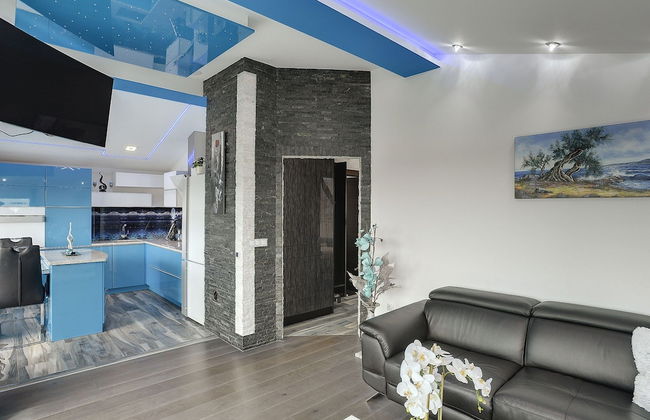 Modern Villa With Private Pool Consisting of 2 Apartments Near the Beach - Photo 14