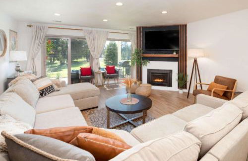 Blacklake Resort Vacation Rental Nestled on the 9t - Foto 6