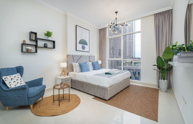 Luxe Apartments near Dubai Mall, Burj Khalifa - Pool, Gym, & Parking by Sojo Stay - Photo 4