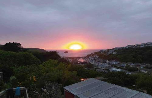 Cliffside 3 Bedroom House with Sea Views - Photo 19