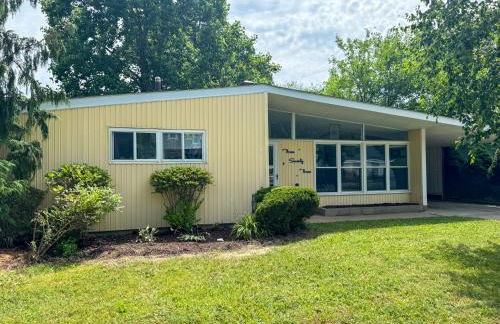 Mid-Century Modern Themed Home with Outdoor Hot Tub - Foto 25