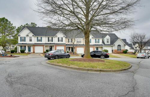 Central and Spacious Townhome in Greensboro! - Foto 31