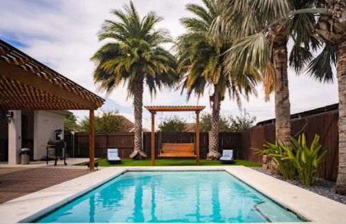 4 Bedrooms Pool Game room Massive Kitchen - Photo 3