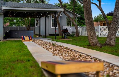 Serene Family Retreat King Beds Pool Hot Tub and Games - Photo 46