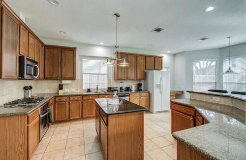 Luxury Pool Home Near Sugar Land Town Center - Photo 10