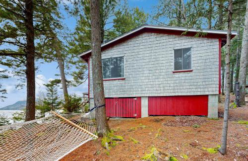 Peaceful 2BR Lakefront Cabin w/ New Dock - Foto 27