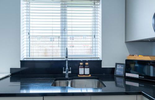 Stylish Innsworth home with garden & parking - Photo 27