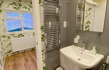 Barking London House sleeps 12 - parking - train tube - airport - Foto 25