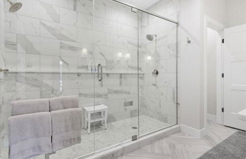 Modern Lakefront Escape | The Twelve - Foto 40