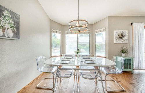 Stylish 3BR/2BA Retreat w/ Pool! Dream Getaway - Foto 17