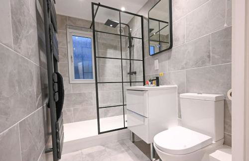 Luxury 2 Bed Maisonette with Parking Near Tube - Foto 26