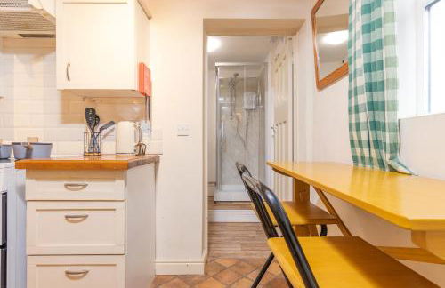 Cozy Studio Apartment Kenilworth, Free Parking, WIFI, Smart TV - Foto 6