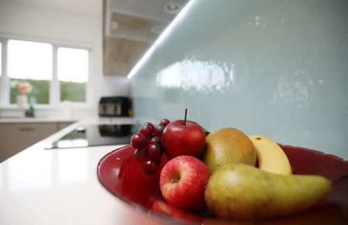 Is Y Coed Place By N And N Stays Ltd, Spacious 5 bed house in Wenvoe Cardiff, With Free Private Parking, Garden and WIFI - Photo 45