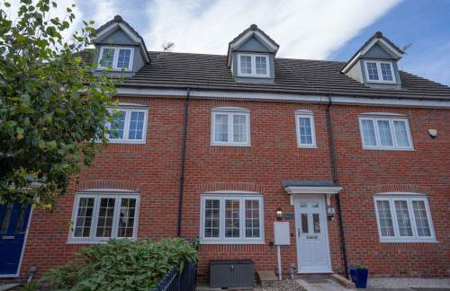 Stunning 3 bed House - Nr Kings Mill Hospital - 2 Parking Spaces, Wifi & Garden - Foto 1
