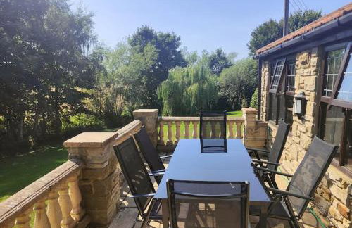 Stunning 2 Bedroom Guest House with Hot Tub - Photo 24