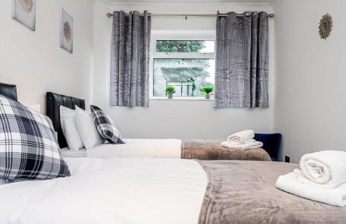 Spacious Home near Heathrow & Windsor with Parking - Photo 25