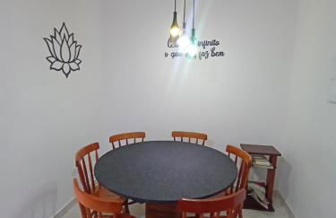 Prédio com piscina na cobertura frente ao mar,apartamento para até 6 pessoas e 3 crianças até 8 anos, churrasqueira na sacada, Wi-Fi grátis, rede de proteção, NÃO oferecemos roupas de cama e banho, 1 vaga de garagem, na Praia Grande-Vila Mirim - Foto 4